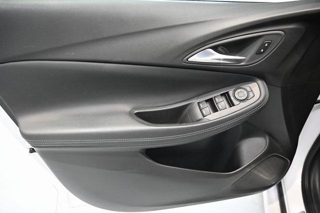 Photo of 2022 White Frost Tricoat Buick Encore GX