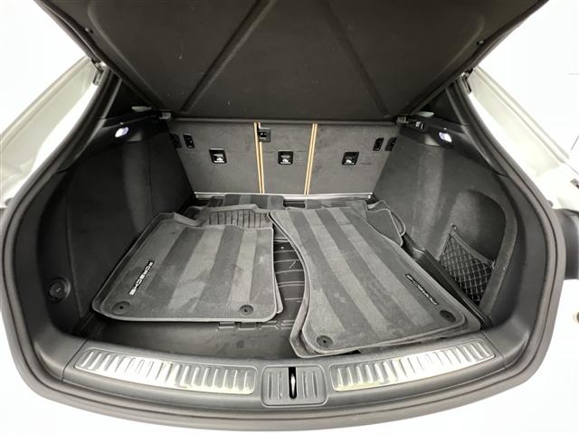 Photo of 2023 White Porsche Macan