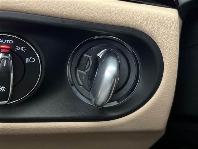Photo of 2023 White Porsche Macan