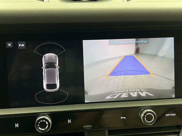Photo of 2023 White Porsche Macan