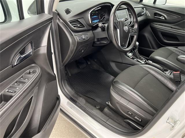 Photo of 2017 White Frost Tricoat Buick Encore