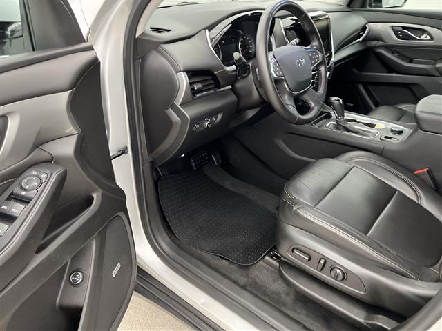 Photo of 2020 Silver Ice Metallic Chevrolet Traverse