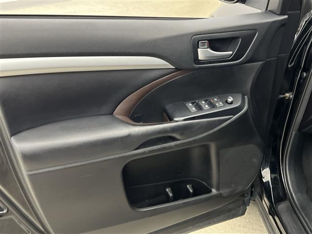 Photo of 2018 Midnight Black Metallic Toyota Highlander