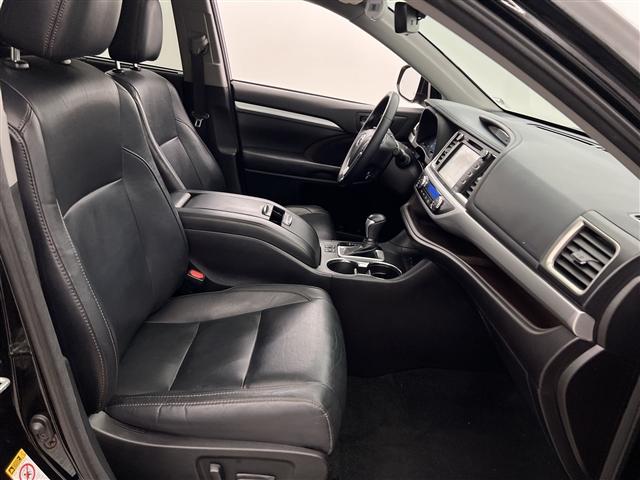 Photo of 2018 Midnight Black Metallic Toyota Highlander