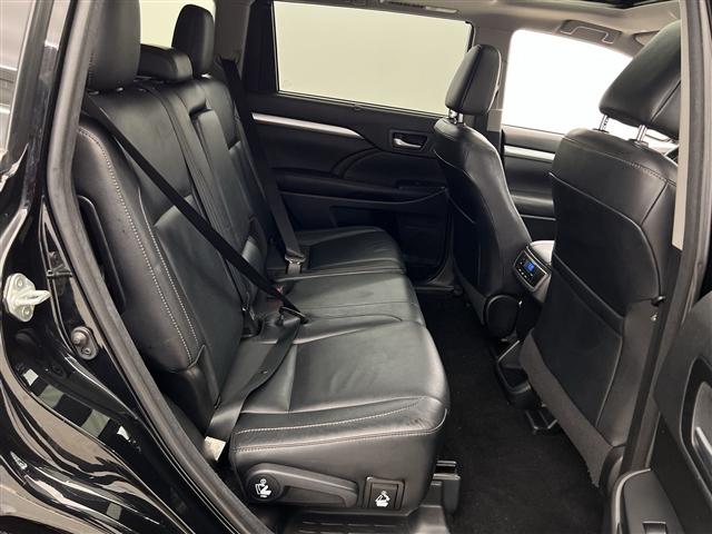 Photo of 2018 Midnight Black Metallic Toyota Highlander