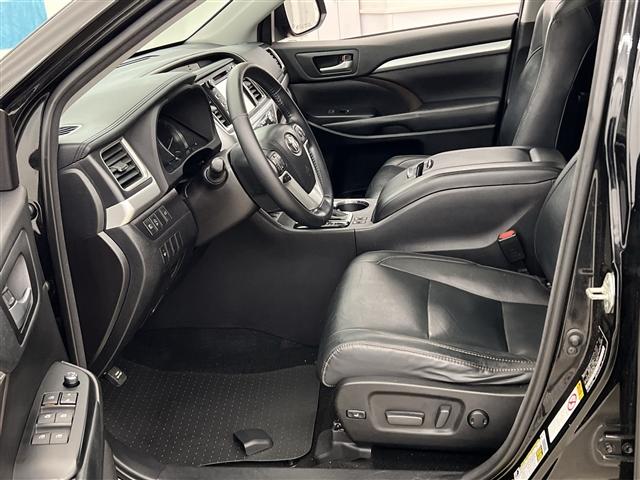 Photo of 2018 Midnight Black Metallic Toyota Highlander