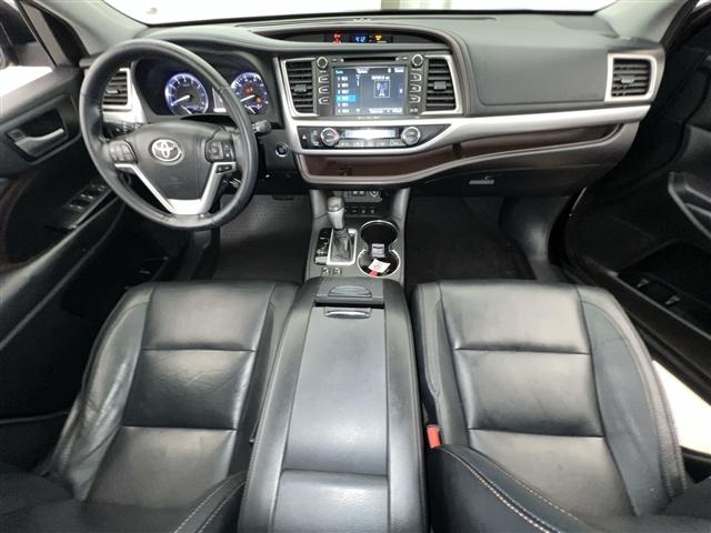 Photo of 2018 Midnight Black Metallic Toyota Highlander