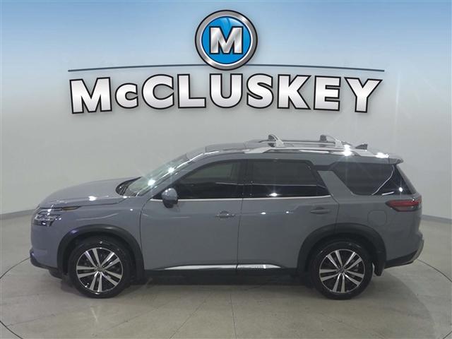 Photo of 2024 Boulder Gray Pearl Nissan Pathfinder