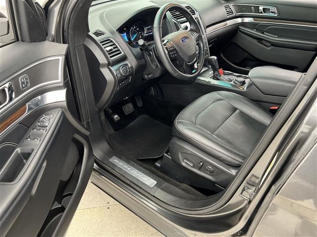 Photo of 2017 MAGNETIC METALLIC Ford Explorer