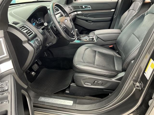 Photo of 2017 MAGNETIC METALLIC Ford Explorer
