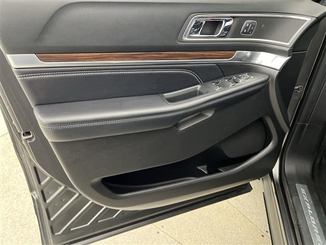 Photo of 2017 MAGNETIC METALLIC Ford Explorer