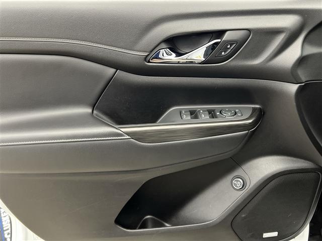 Photo of 2023 Summit White GMC Acadia