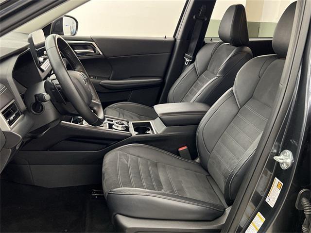 Photo of 2024 Mercury Gray Metallic Mitsubishi Outlander