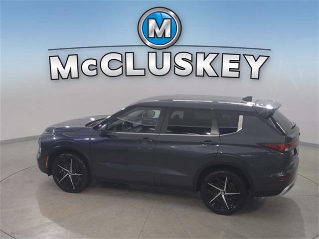 Photo of 2024 Mercury Gray Metallic Mitsubishi Outlander