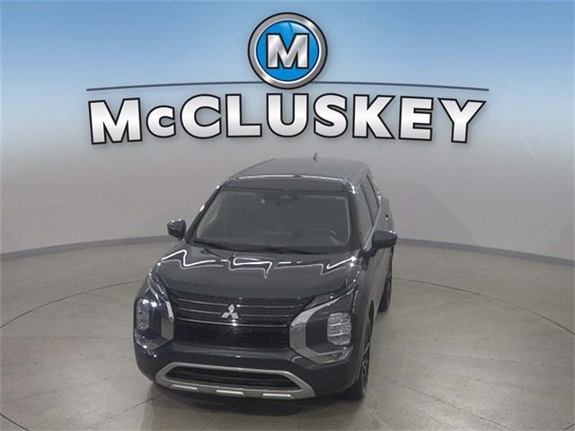Photo of 2024 Mercury Gray Metallic Mitsubishi Outlander