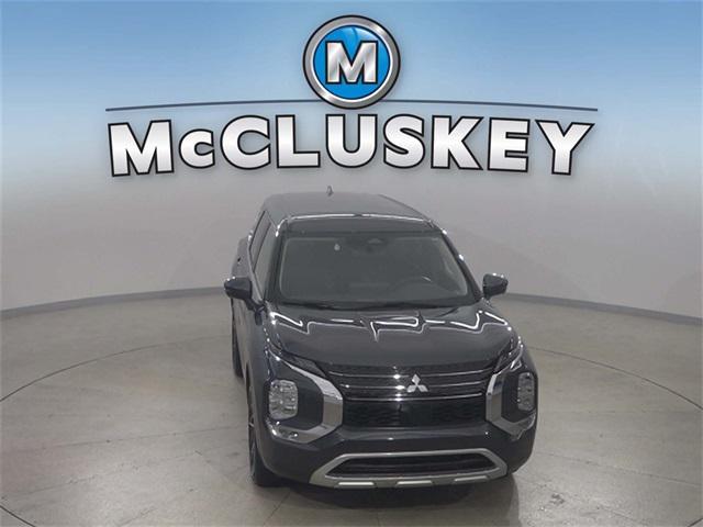 Photo of 2024 Mercury Gray Metallic Mitsubishi Outlander