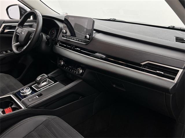 Photo of 2024 Mercury Gray Metallic Mitsubishi Outlander