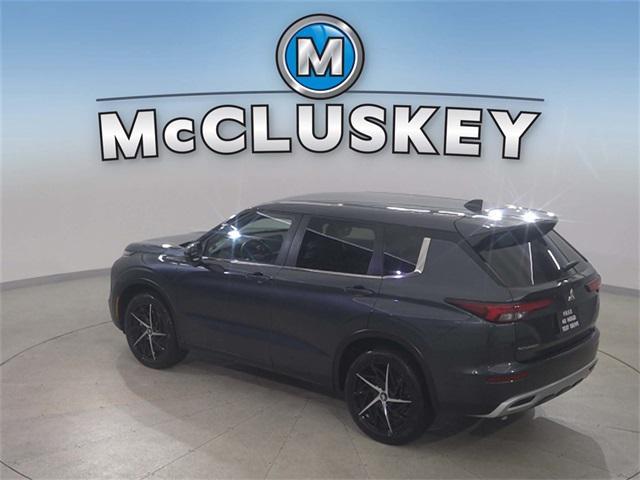 Photo of 2024 Mercury Gray Metallic Mitsubishi Outlander