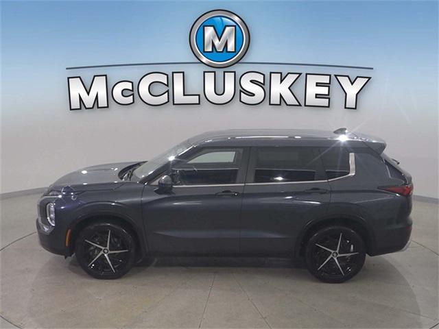 Photo of 2024 Mercury Gray Metallic Mitsubishi Outlander