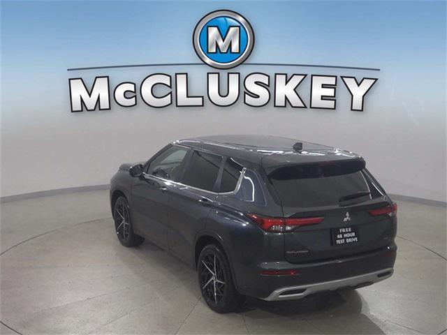 Photo of 2024 Mercury Gray Metallic Mitsubishi Outlander