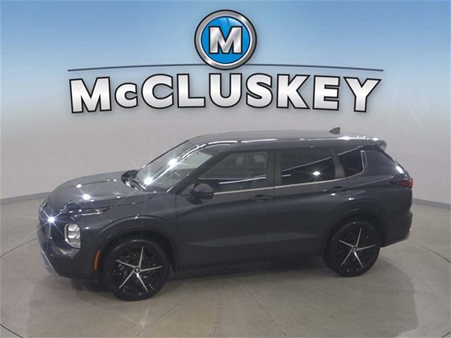 Photo of 2024 Mercury Gray Metallic Mitsubishi Outlander