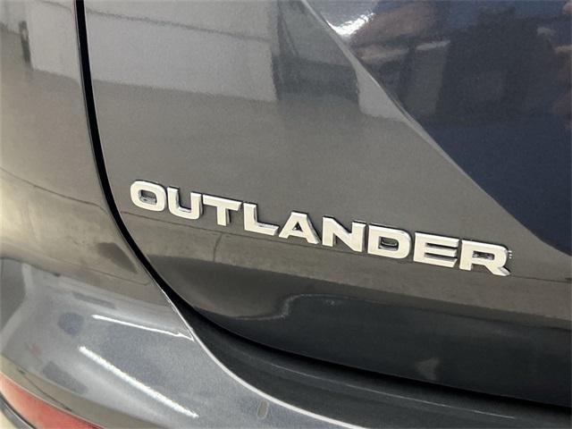 Photo of 2024 Mercury Gray Metallic Mitsubishi Outlander