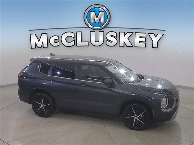 Photo of 2024 Mercury Gray Metallic Mitsubishi Outlander