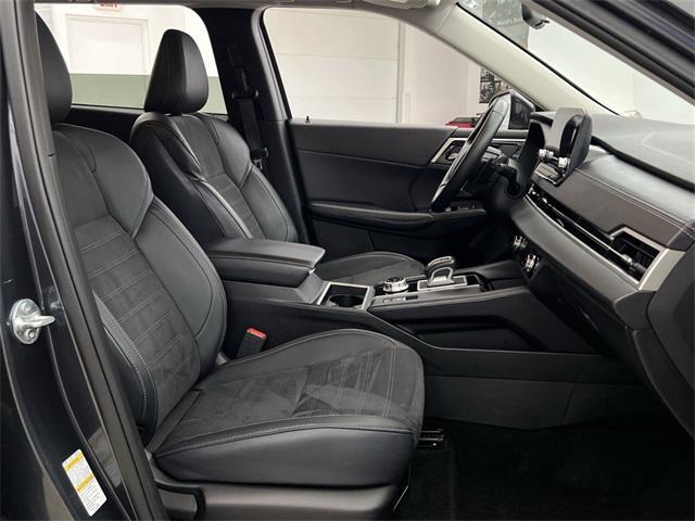 Photo of 2024 Mercury Gray Metallic Mitsubishi Outlander