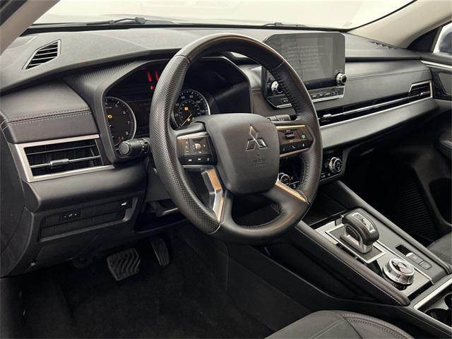 Photo of 2024 Mercury Gray Metallic Mitsubishi Outlander