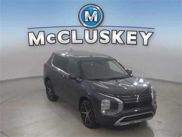 Photo of 2024 Mercury Gray Metallic Mitsubishi Outlander