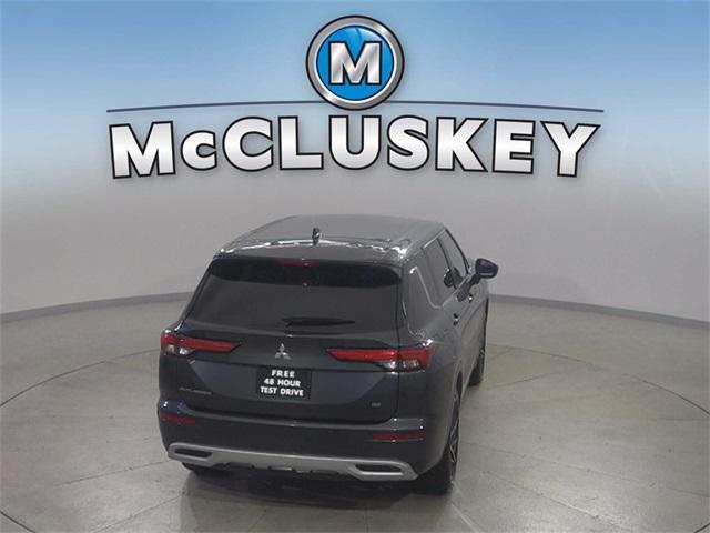 Photo of 2024 Mercury Gray Metallic Mitsubishi Outlander