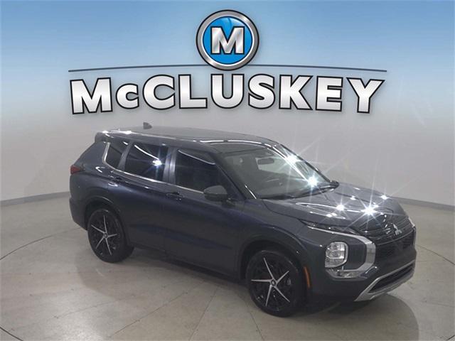 Photo of 2024 Mercury Gray Metallic Mitsubishi Outlander