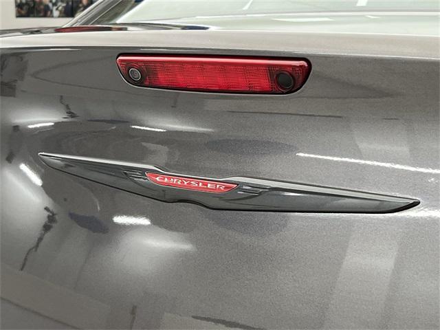 Photo of 2023 Granite Crystal Metallic Clearcoat Chrysler 300