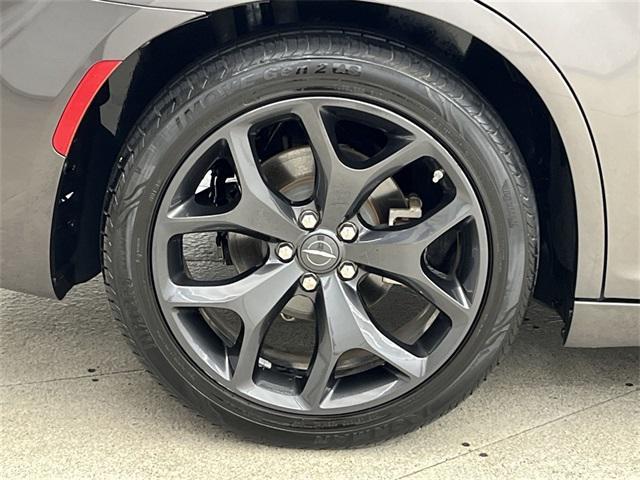 Photo of 2023 Granite Crystal Metallic Clearcoat Chrysler 300