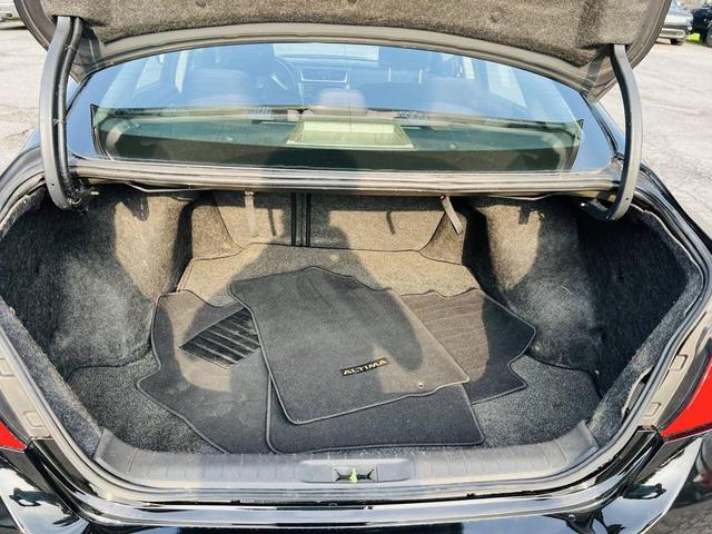 Photo of 2018 Super Black Nissan Altima