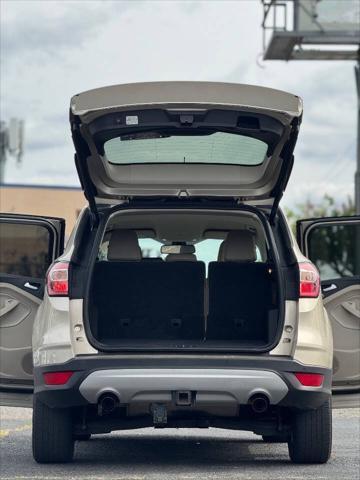 Photo of 2017 White Gold Ford Escape