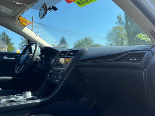 Photo of 2018 Oxford White Ford Fusion