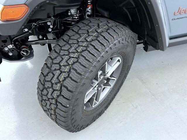 Photo of 2025 Anvil Clearcoat Jeep Gladiator