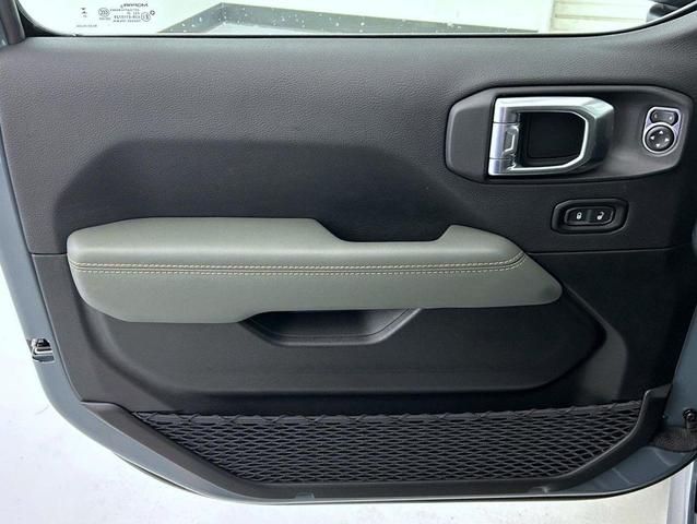 Photo of 2025 Anvil Clearcoat Jeep Gladiator