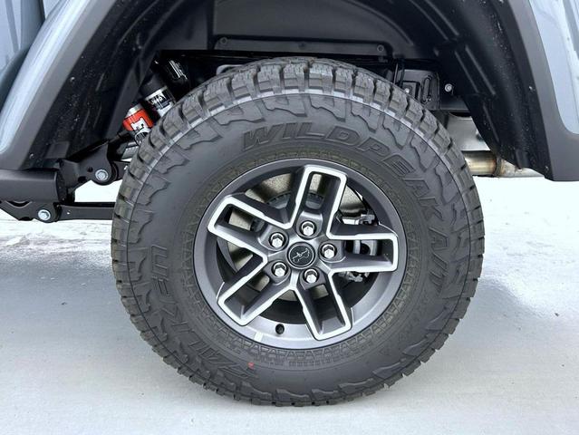 Photo of 2025 Anvil Clearcoat Jeep Gladiator