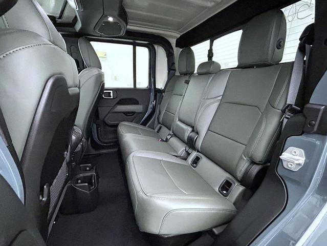 Photo of 2025 Anvil Clearcoat Jeep Gladiator