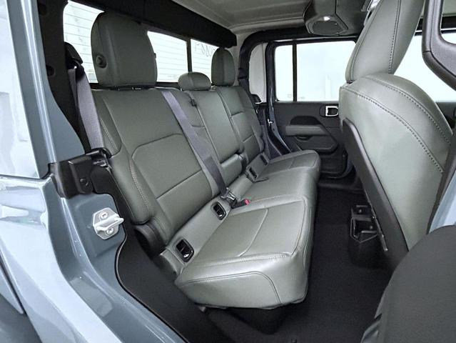 Photo of 2025 Anvil Clearcoat Jeep Gladiator