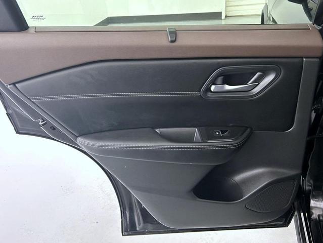 Photo of 2023 Super Black Nissan Rogue