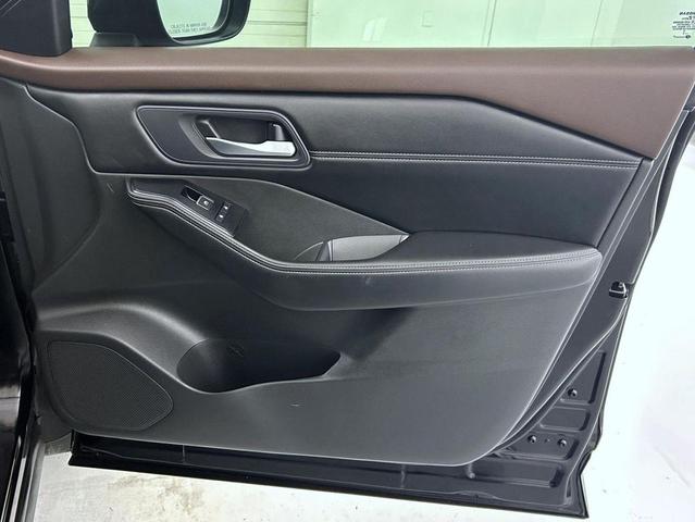 Photo of 2023 Super Black Nissan Rogue