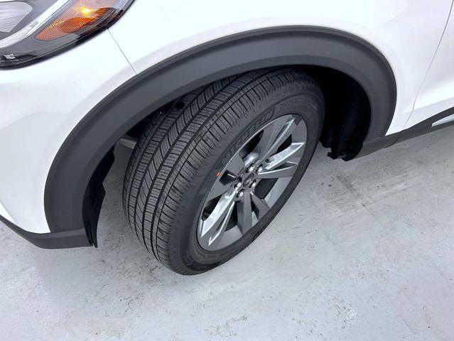 Photo of 2025 White Metallic Ford Explorer