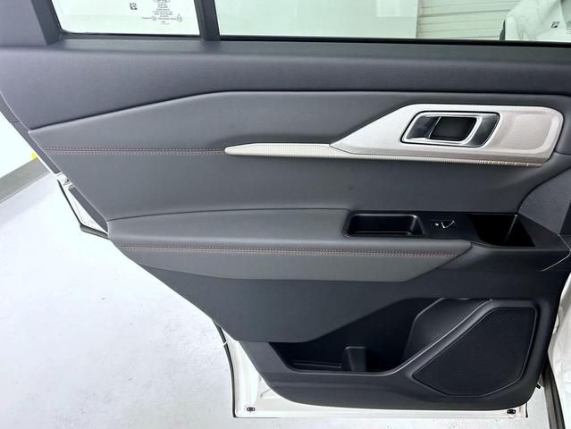 Photo of 2025 White Metallic Ford Explorer