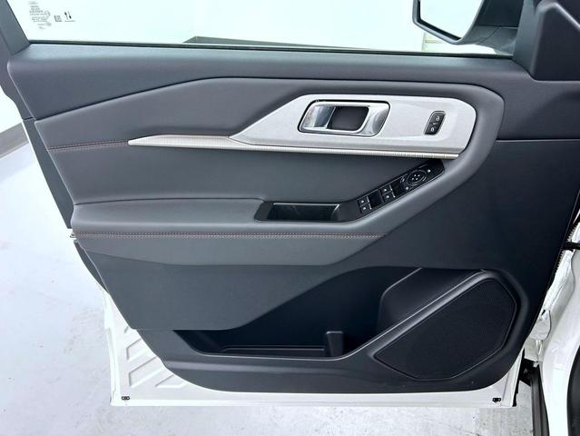 Photo of 2025 White Metallic Ford Explorer