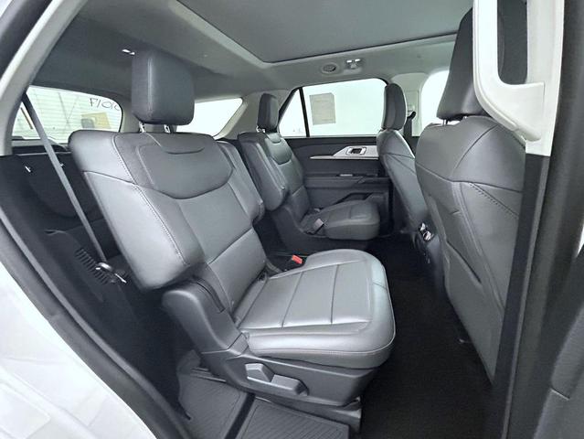 Photo of 2025 White Metallic Ford Explorer