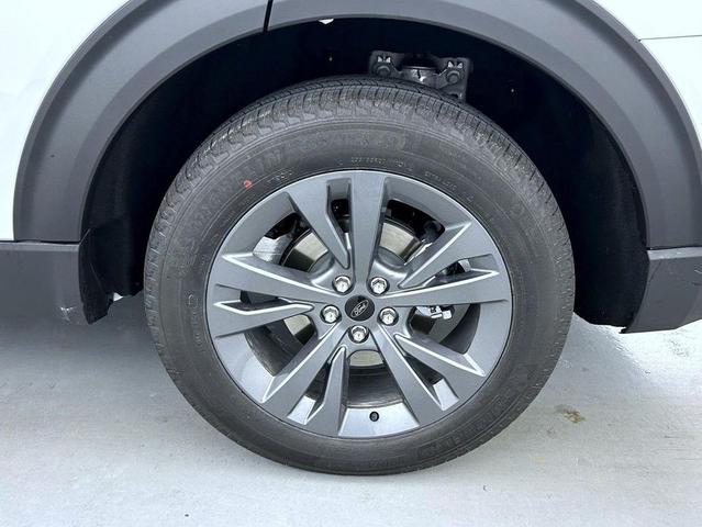 Photo of 2025 Space White Metallic Ford Explorer