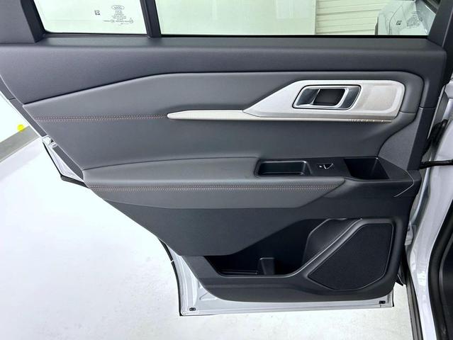 Photo of 2025 Space White Metallic Ford Explorer